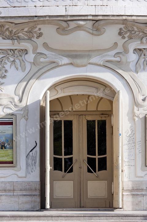 Théâtre municipal de la Tunis sur l'avenue Habib Bourguiba, fut construit dans le style Art nouveau, il est inauguré le 20 novembre 1902. L'édifice, appelé familièrement « bonbonnière » au vu de sa forme, est conçu par l'architecte Jean-Émile Resplandy, auteur de nombreux autres bâtiments de Tunis et architecte de la famille beylicale. La construction est financée par la municipalité de Tunis.La première version du théâtre, dont la capacité d'accueil ne dépasse pas 856 places, est démolie en 1909. Le théâtre est transformé et agrandi pour accueillir 1 350 sièges sur quatre niveaux (orchestre, balcon, mezzanine et galerie)