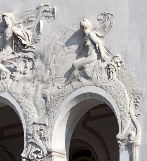 Théâtre municipal de la Tunis sur l'avenue Habib Bourguiba, fut construit dans le style Art nouveau, il est inauguré le 20 novembre 1902. L'édifice, appelé familièrement « bonbonnière » au vu de sa forme, est conçu par l'architecte Jean-Émile Resplandy, auteur de nombreux autres bâtiments de Tunis et architecte de la famille beylicale. La construction est financée par la municipalité de Tunis.La première version du théâtre, dont la capacité d'accueil ne dépasse pas 856 places, est démolie en 1909. Le théâtre est transformé et agrandi pour accueillir 1 350 sièges sur quatre niveaux (orchestre, balcon, mezzanine et galerie)