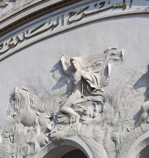 Théâtre municipal de la Tunis sur l'avenue Habib Bourguiba, fut construit dans le style Art nouveau, il est inauguré le 20 novembre 1902. L'édifice, appelé familièrement « bonbonnière » au vu de sa forme, est conçu par l'architecte Jean-Émile Resplandy, auteur de nombreux autres bâtiments de Tunis et architecte de la famille beylicale. La construction est financée par la municipalité de Tunis.La première version du théâtre, dont la capacité d'accueil ne dépasse pas 856 places, est démolie en 1909. Le théâtre est transformé et agrandi pour accueillir 1 350 sièges sur quatre niveaux (orchestre, balcon, mezzanine et galerie)