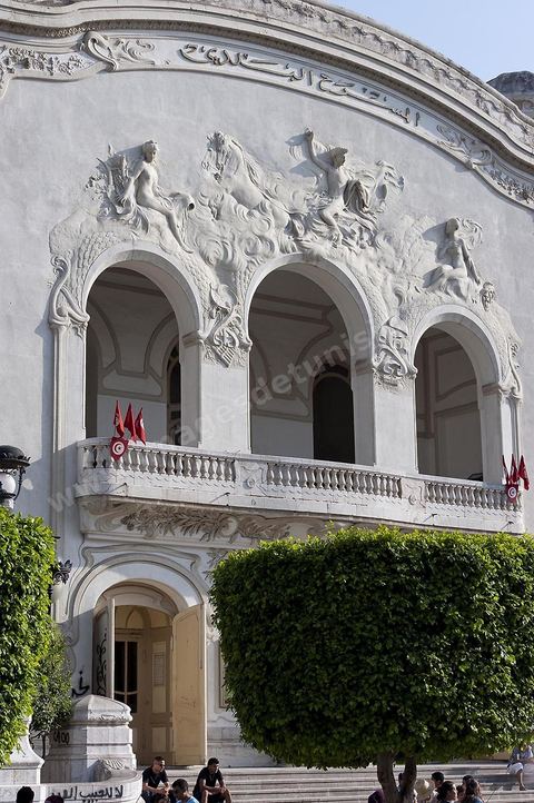 Théâtre municipal de la Tunis sur l'avenue Habib Bourguiba, fut construit dans le style Art nouveau, il est inauguré le 20 novembre 1902. L'édifice, appelé familièrement « bonbonnière » au vu de sa forme, est conçu par l'architecte Jean-Émile Resplandy, auteur de nombreux autres bâtiments de Tunis et architecte de la famille beylicale. La construction est financée par la municipalité de Tunis.La première version du théâtre, dont la capacité d'accueil ne dépasse pas 856 places, est démolie en 1909. Le théâtre est transformé et agrandi pour accueillir 1 350 sièges sur quatre niveaux (orchestre, balcon, mezzanine et galerie)