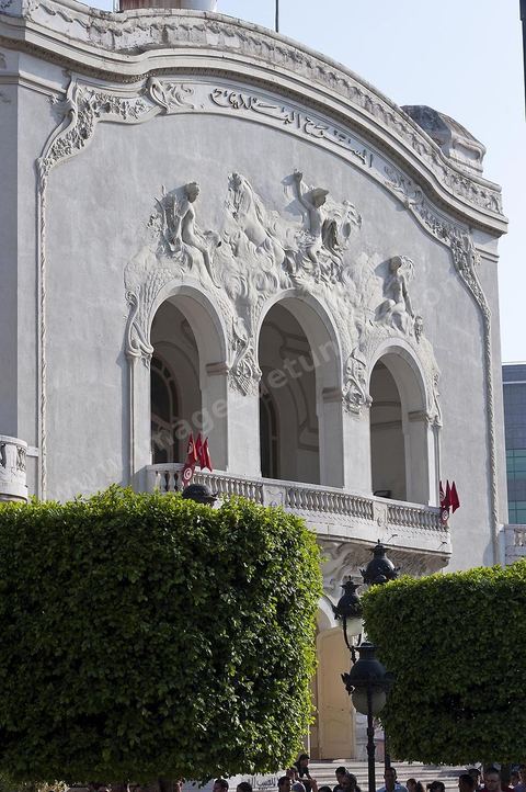 Théâtre municipal de la Tunis sur l'avenue Habib Bourguiba, fut construit dans le style Art nouveau, il est inauguré le 20 novembre 1902. L'édifice, appelé familièrement « bonbonnière » au vu de sa forme, est conçu par l'architecte Jean-Émile Resplandy, auteur de nombreux autres bâtiments de Tunis et architecte de la famille beylicale. La construction est financée par la municipalité de Tunis.La première version du théâtre, dont la capacité d'accueil ne dépasse pas 856 places, est démolie en 1909. Le théâtre est transformé et agrandi pour accueillir 1 350 sièges sur quatre niveaux (orchestre, balcon, mezzanine et galerie)
