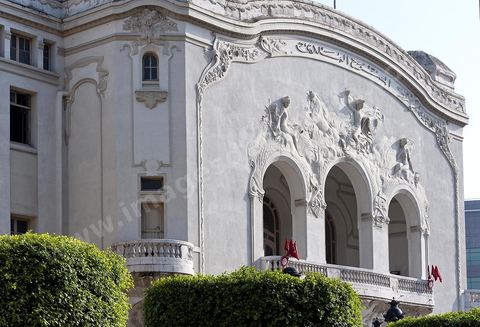 Théâtre municipal de la Tunis sur l'avenue Habib Bourguiba, fut construit dans le style Art nouveau, il est inauguré le 20 novembre 1902. L'édifice, appelé familièrement « bonbonnière » au vu de sa forme, est conçu par l'architecte Jean-Émile Resplandy, auteur de nombreux autres bâtiments de Tunis et architecte de la famille beylicale. La construction est financée par la municipalité de Tunis.La première version du théâtre, dont la capacité d'accueil ne dépasse pas 856 places, est démolie en 1909. Le théâtre est transformé et agrandi pour accueillir 1 350 sièges sur quatre niveaux (orchestre, balcon, mezzanine et galerie)