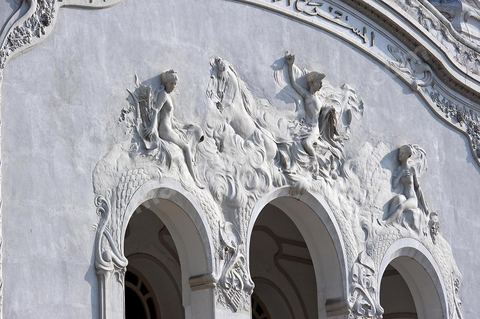 Théâtre municipal de la Tunis sur l'avenue Habib Bourguiba, fut construit dans le style Art nouveau, il est inauguré le 20 novembre 1902. L'édifice, appelé familièrement « bonbonnière » au vu de sa forme, est conçu par l'architecte Jean-Émile Resplandy, auteur de nombreux autres bâtiments de Tunis et architecte de la famille beylicale. La construction est financée par la municipalité de Tunis.La première version du théâtre, dont la capacité d'accueil ne dépasse pas 856 places, est démolie en 1909. Le théâtre est transformé et agrandi pour accueillir 1 350 sièges sur quatre niveaux (orchestre, balcon, mezzanine et galerie)