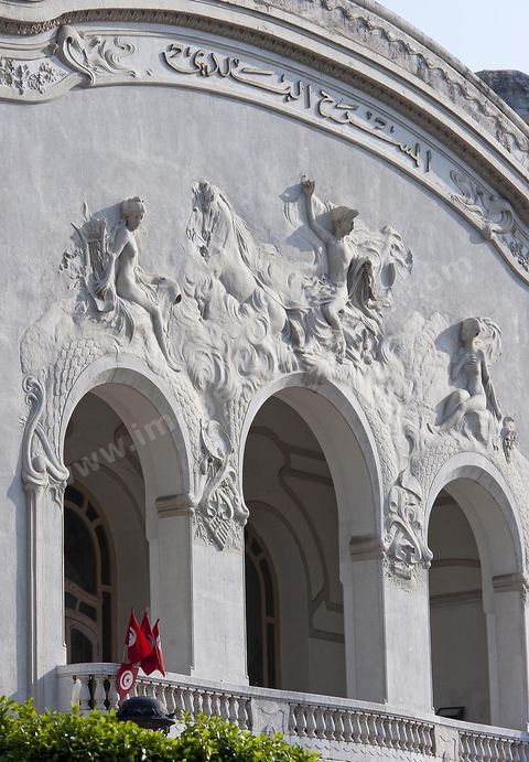 Théâtre municipal de la Tunis sur l'avenue Habib Bourguiba, fut construit dans le style Art nouveau, il est inauguré le 20 novembre 1902. L'édifice, appelé familièrement « bonbonnière » au vu de sa forme, est conçu par l'architecte Jean-Émile Resplandy, auteur de nombreux autres bâtiments de Tunis et architecte de la famille beylicale. La construction est financée par la municipalité de Tunis.La première version du théâtre, dont la capacité d'accueil ne dépasse pas 856 places, est démolie en 1909. Le théâtre est transformé et agrandi pour accueillir 1 350 sièges sur quatre niveaux (orchestre, balcon, mezzanine et galerie)