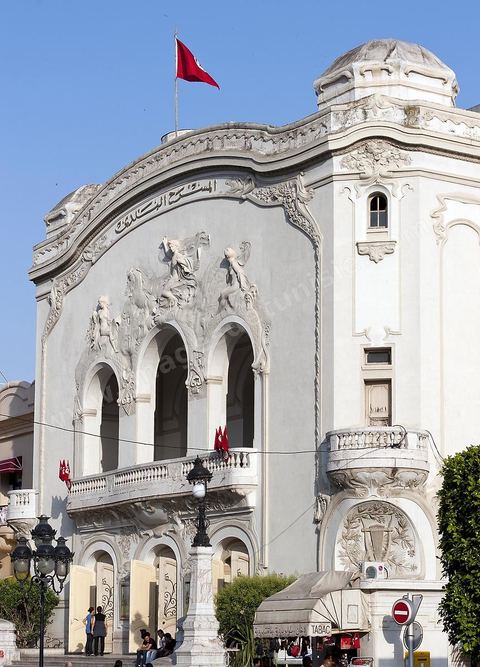 Théâtre municipal de la Tunis sur l'avenue Habib Bourguiba, fut construit dans le style Art nouveau, il est inauguré le 20 novembre 1902. L'édifice, appelé familièrement « bonbonnière » au vu de sa forme, est conçu par l'architecte Jean-Émile Resplandy, auteur de nombreux autres bâtiments de Tunis et architecte de la famille beylicale. La construction est financée par la municipalité de Tunis.La première version du théâtre, dont la capacité d'accueil ne dépasse pas 856 places, est démolie en 1909. Le théâtre est transformé et agrandi pour accueillir 1 350 sièges sur quatre niveaux (orchestre, balcon, mezzanine et galerie)
