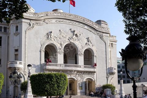 Théâtre municipal de la Tunis sur l'avenue Habib Bourguiba, fut construit dans le style Art nouveau, il est inauguré le 20 novembre 1902. L'édifice, appelé familièrement « bonbonnière » au vu de sa forme, est conçu par l'architecte Jean-Émile Resplandy, auteur de nombreux autres bâtiments de Tunis et architecte de la famille beylicale. La construction est financée par la municipalité de Tunis.La première version du théâtre, dont la capacité d'accueil ne dépasse pas 856 places, est démolie en 1909. Le théâtre est transformé et agrandi pour accueillir 1 350 sièges sur quatre niveaux (orchestre, balcon, mezzanine et galerie)