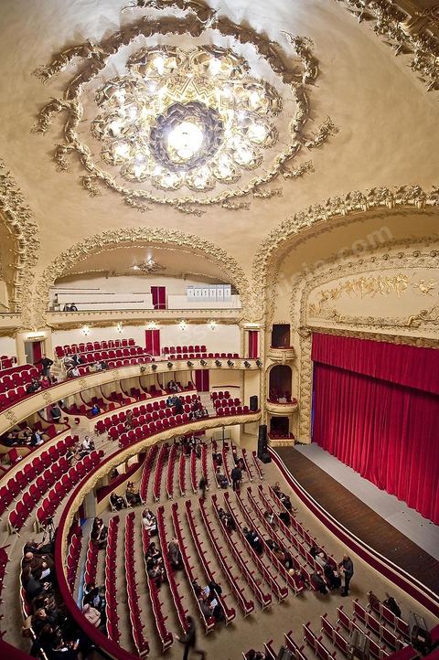 Intérieur du Théâtre municipal de Tunis, L'édifice, appelé familièrement « bonbonnière » au vu de sa forme, est conçu par l'architecte Jean-Émile Resplandy. La première version du théâtre, dont la capacité d'accueil ne dépasse pas 856 places, est démolie en 1909. Le théâtre est transformé et agrandi pour accueillir 1 350 sièges sur quatre niveaux (orchestre, balcon, mezzanine et galerie). La nouvelle salle, dont seule la façade extérieure est laissée intacte, est inaugurée à nouveau le 4 janvier 1911.