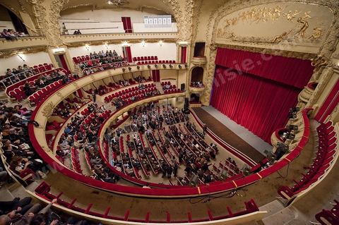Intérieur du Théâtre municipal de Tunis, L'édifice, appelé familièrement « bonbonnière » au vu de sa forme, est conçu par l'architecte Jean-Émile Resplandy. La première version du théâtre, dont la capacité d'accueil ne dépasse pas 856 places, est démolie en 1909. Le théâtre est transformé et agrandi pour accueillir 1 350 sièges sur quatre niveaux (orchestre, balcon, mezzanine et galerie). La nouvelle salle, dont seule la façade extérieure est laissée intacte, est inaugurée à nouveau le 4 janvier 1911.