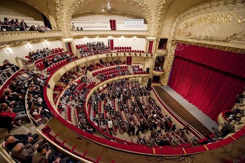 Intérieur du Théâtre municipal de Tunis, L'édifice, appelé familièrement « bonbonnière » au vu de sa forme, est conçu par l'architecte Jean-Émile Resplandy. La première version du théâtre, dont la capacité d'accueil ne dépasse pas 856 places, est démolie en 1909. Le théâtre est transformé et agrandi pour accueillir 1 350 sièges sur quatre niveaux (orchestre, balcon, mezzanine et galerie). La nouvelle salle, dont seule la façade extérieure est laissée intacte, est inaugurée à nouveau le 4 janvier 1911.