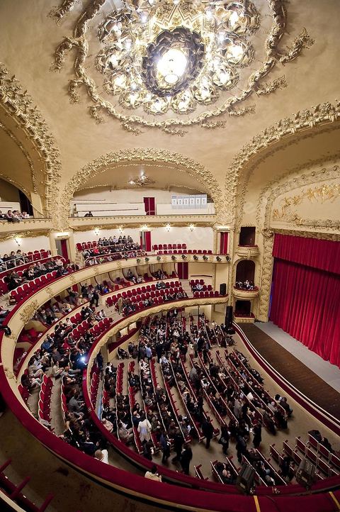 Intérieur du Théâtre municipal de Tunis, L'édifice, appelé familièrement « bonbonnière » au vu de sa forme, est conçu par l'architecte Jean-Émile Resplandy. La première version du théâtre, dont la capacité d'accueil ne dépasse pas 856 places, est démolie en 1909. Le théâtre est transformé et agrandi pour accueillir 1 350 sièges sur quatre niveaux (orchestre, balcon, mezzanine et galerie). La nouvelle salle, dont seule la façade extérieure est laissée intacte, est inaugurée à nouveau le 4 janvier 1911.