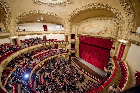 Intérieur du Théâtre municipal de Tunis, L'édifice, appelé familièrement « bonbonnière » au vu de sa forme, est conçu par l'architecte Jean-Émile Resplandy. La première version du théâtre, dont la capacité d'accueil ne dépasse pas 856 places, est démolie en 1909. Le théâtre est transformé et agrandi pour accueillir 1 350 sièges sur quatre niveaux (orchestre, balcon, mezzanine et galerie). La nouvelle salle, dont seule la façade extérieure est laissée intacte, est inaugurée à nouveau le 4 janvier 1911.