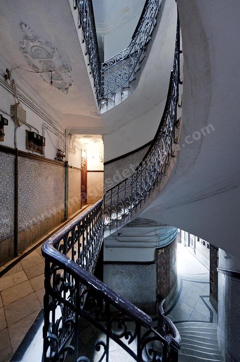 Immeuble colonial au 2, rue Lucie Faure au centre de Tunis, vestibuled 'entrée et cage d'escalier