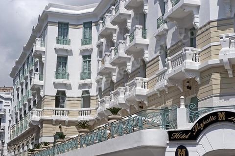 Façade de l'hotel Majestic sur la Rue de Paris, immeuble le colonial de style classique qui vient d'être restauré au centre de Tunis