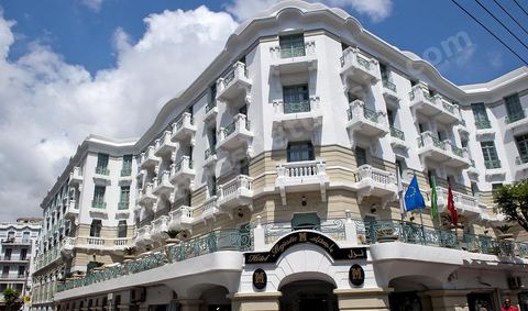 Façade de l'hotel Majestic sur la Rue de Paris, immeuble le colonial de style classique qui vient d'être restauré au centre de Tunis