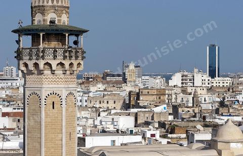 Depuis les toits de la medina vue sur la medina de Tunis avec au premier plan le minaret et la mosquée Hammouda Pacha 