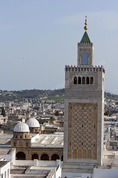 Depuis les toits de la medina vue sur la medina de Tunis avec la Grande Mosquée Jamâa ez Zitouna