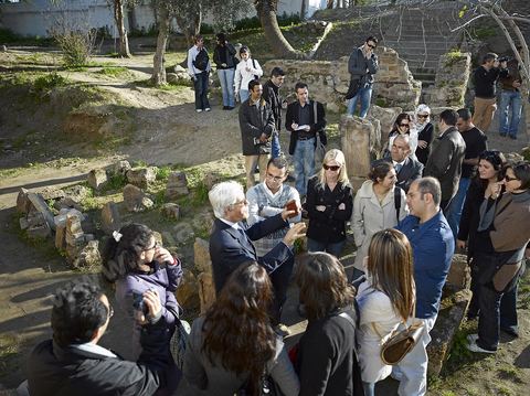 Le tophet, est un enclos sacré punique où les Carthaginois auraient sacrifié leurs enfants aux divinités protectrices Tanit et Ba'al Hammon selon une historiographie bien ancrée mais remise en cause par certains spécialistes. Ce jardin recèle un grand nombre de stèles puniques souvent marqué du signe de Tanit.