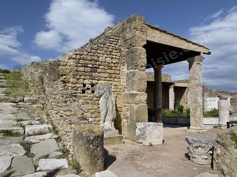la villa volière sur le site archéologique du parc des villas romaines à la Carthage. La villa reconstruite en partie présente de très belles mosaiques au sol.