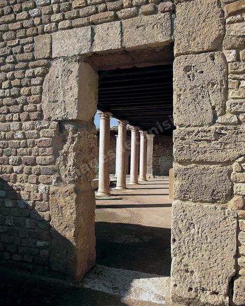 la villa volière sur le site archéologique du parc des villas romaines à la Carthage. La villa reconstruite en partie présente de très belles mosaiques au sol.