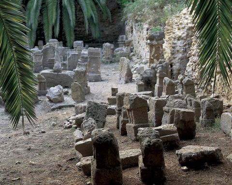 Le tophet, est un enclos sacré punique où les Carthaginois auraient sacrifié leurs enfants aux divinités protectrices Tanit et Ba'al Hammon selon une historiographie bien ancrée mais remise en cause par certains spécialistes. Ce jardin recèle un grand nombre de stèles puniques souvent marqué du signe de Tanit.