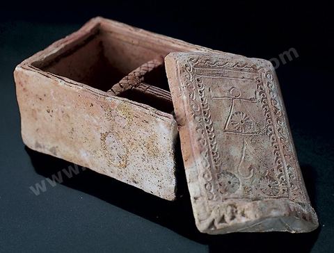 Boite à bijoux en terre cuite au couvercle orné du signe dit de Tanit et d'un décor varié: rosaces, coeur, torsades (IIIème siècle, musée de Carthage).