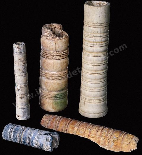 Nécesaire de maquillage. Coquette, la femme punique utilisait pour sa toilette toute une gamme de produits: poudres (rose et bleu ciel pour le fard), onguents, parfums... Etui à khôl en pate de verre, en terre cuite et même en coquillage avec son stylet en os (IV-IIIème siècle avant JC, musée de Carthage). 