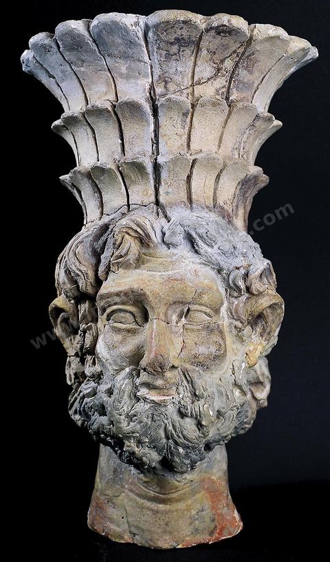 Baal Hammon. Belle tête en terre cuite de divinité masculine dans laquelle il a été aisé de reconnaître le grand dieu punique, Baal Hammon. Très expresive, elle garde des traces de vermillon. (H. 30 cm, sanctuaire de Salammbo, Carthage, milieu du IIème siècle avant JC, musée de Carthage)