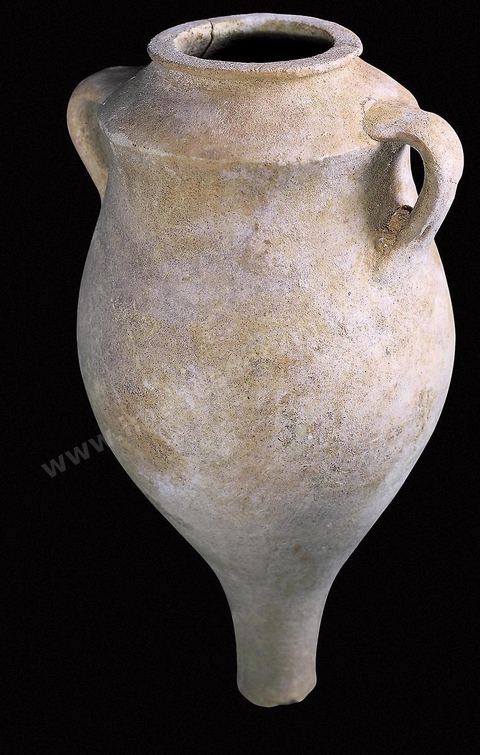 Amphores dites à empaulement, produites à Carthage à l'époque archaïques et souvent mises au jour au niveau Tanit I du Tophet. Décor de bandes rouges et de lignes noires (H. 25 à 30 cm, Tophet, Carthage, VIII - VII ème siècle avant JC, musée de Carthage).