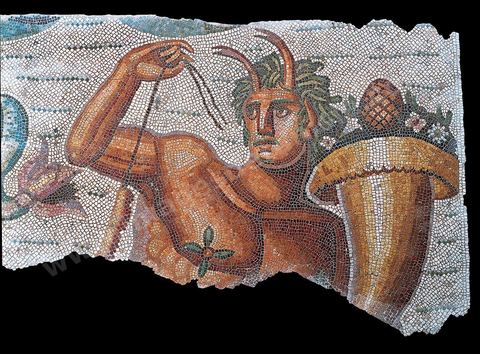 Fragment de mosïque représentant un triton et appartenant à un grand pavement de 5,10 mqui célébrait les noces de Neptune et Amymoné. Triton se présent ici sont la forme d'un personnage à la carrure puissante, portant sur le front des pinces de crustacé et tenat une corne d'abondance d'où sortent des fleurs et une pomme de pin. (Sidi Ghrib; début du Vème siécle, musée de Carthage