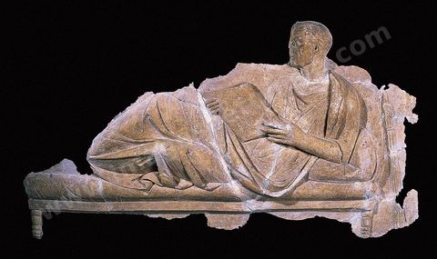 Bas-relief funéraire en stuc. Le personnage allongé est occupé à lire, motif assez fréquemment utilisé dans l'art funéraire at qui tend à rappeler les qualités intellectuelles du défunt. Musée de Carthage.