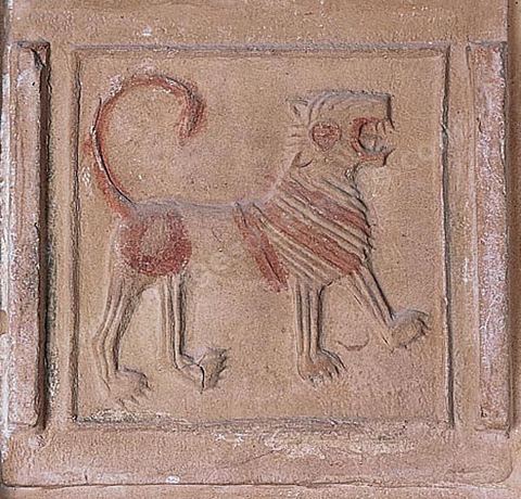 Carreaux de terre cuite paléochrétiens de 25 à 28 cm de côté qui tapissaient les murs et les plafonds des basiliques chrétiennes. Datant surtout des VI et VIIème siècles, ils portent des motifs en relief moulés ou estampillés et peints : thèmes bibliques et animaux symboliques (cerfs, lions, griffons, ...) musée de Carthage.