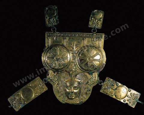 Cuirasse d’apparat en bronze de provenance campanienne ou apulienne, composée d’un plastron portant une tête de Minerve casquée et d’un dossard ouvragés. Cette cuirasse a probablement été rapportée de la campagne d’Italie par un soldat de l’armée d’Hannibal qui voulut la conserver auprès de lui dans sa tombe (H. 30‑cm, tombe de la région de Ksour-Essaf, fin du IIIe‑siècle av.‑J.-C., musée du Bardo). Section punique - musée du Bardo