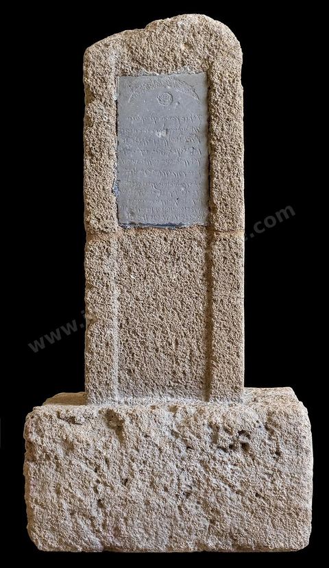 Cippe votif à Baal Shamim et à Tanit. Grès compactés et calcaire métamorphisé. Musée National de Carthage 