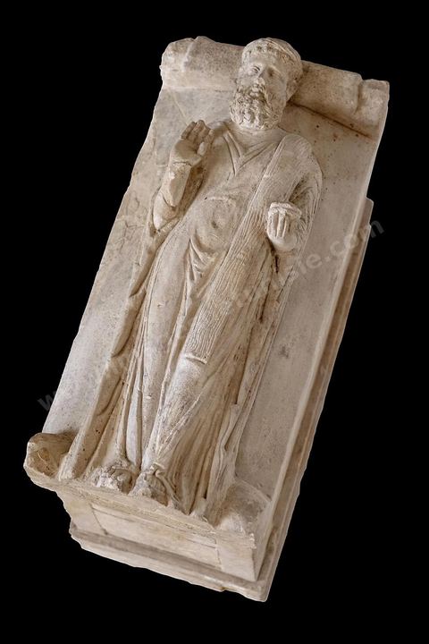 Petit ossuaire anthropomorphe avec orant : nécropole de Borj Jedid. Caclaire tendre. Musée National de Carthage