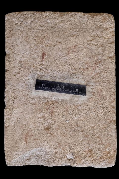  Epitaphe du sarcophage : Aristabal prêtresse de Melqart. Calcaire et tablette en marbre boirr. Musée National de Carthage
