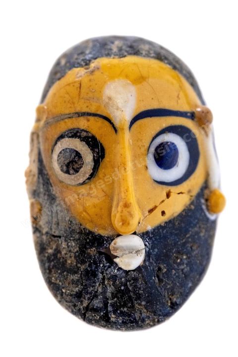Amulette homme en pâte silicieuse.  Musée National de Carthage