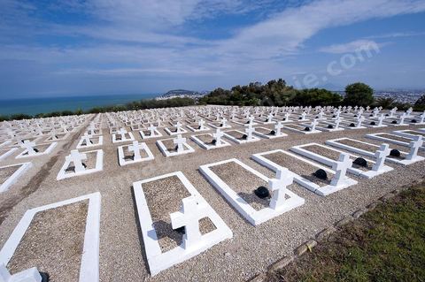 Le cimetière militaire français de Gammarth est le 5 janvier 1944. Occupant une surface de sept hectares sur les hauteurs de la ville, il est affecté à l'origine aux militaires non musulmans des troupes d'Afrique du Nord tombés au cours de la campagne de Tunisie qui a eu lieu du 19 novembre 1942 au 13 mai 1943. Après le regroupement des différents carrés militaires des cimetières communaux entre 1966 et 1968, des combattants tombés au cours d'autres batailles (Première Guerre mondiale, Seconde Guerre mondiale et Guerre d'Indochine) y sont inhumés, soit au total 1 875 corps reposant dans des tombes individuelles.
