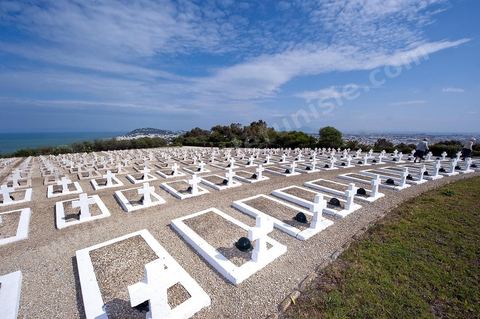 Le cimetière militaire français de Gammarth est le 5 janvier 1944. Occupant une surface de sept hectares sur les hauteurs de la ville, il est affecté à l'origine aux militaires non musulmans des troupes d'Afrique du Nord tombés au cours de la campagne de Tunisie qui a eu lieu du 19 novembre 1942 au 13 mai 1943. Après le regroupement des différents carrés militaires des cimetières communaux entre 1966 et 1968, des combattants tombés au cours d'autres batailles (Première Guerre mondiale, Seconde Guerre mondiale et Guerre d'Indochine) y sont inhumés, soit au total 1 875 corps reposant dans des tombes individuelles.