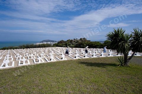 Le cimetière militaire français de Gammarth est le 5 janvier 1944. Occupant une surface de sept hectares sur les hauteurs de la ville, il est affecté à l'origine aux militaires non musulmans des troupes d'Afrique du Nord tombés au cours de la campagne de Tunisie qui a eu lieu du 19 novembre 1942 au 13 mai 1943. Après le regroupement des différents carrés militaires des cimetières communaux entre 1966 et 1968, des combattants tombés au cours d'autres batailles (Première Guerre mondiale, Seconde Guerre mondiale et Guerre d'Indochine) y sont inhumés, soit au total 1 875 corps reposant dans des tombes individuelles.