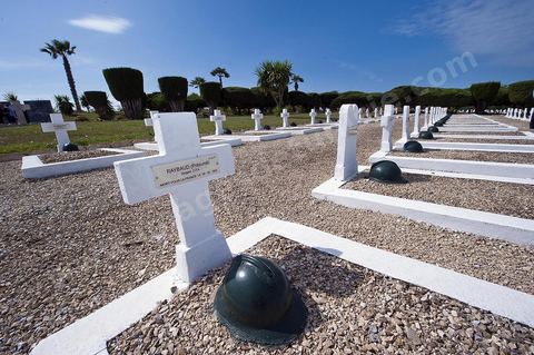 Le cimetière militaire français de Gammarth est le 5 janvier 1944. Occupant une surface de sept hectares sur les hauteurs de la ville, il est affecté à l'origine aux militaires non musulmans des troupes d'Afrique du Nord tombés au cours de la campagne de Tunisie qui a eu lieu du 19 novembre 1942 au 13 mai 1943. Après le regroupement des différents carrés militaires des cimetières communaux entre 1966 et 1968, des combattants tombés au cours d'autres batailles (Première Guerre mondiale, Seconde Guerre mondiale et Guerre d'Indochine) y sont inhumés, soit au total 1 875 corps reposant dans des tombes individuelles.