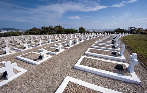 Le cimetière militaire français de Gammarth est le 5 janvier 1944. Occupant une surface de sept hectares sur les hauteurs de la ville, il est affecté à l'origine aux militaires non musulmans des troupes d'Afrique du Nord tombés au cours de la campagne de Tunisie qui a eu lieu du 19 novembre 1942 au 13 mai 1943. Après le regroupement des différents carrés militaires des cimetières communaux entre 1966 et 1968, des combattants tombés au cours d'autres batailles (Première Guerre mondiale, Seconde Guerre mondiale et Guerre d'Indochine) y sont inhumés, soit au total 1 875 corps reposant dans des tombes individuelles.