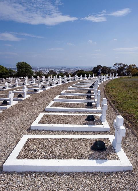 Le cimetière militaire français de Gammarth est le 5 janvier 1944. Occupant une surface de sept hectares sur les hauteurs de la ville, il est affecté à l'origine aux militaires non musulmans des troupes d'Afrique du Nord tombés au cours de la campagne de Tunisie qui a eu lieu du 19 novembre 1942 au 13 mai 1943. Après le regroupement des différents carrés militaires des cimetières communaux entre 1966 et 1968, des combattants tombés au cours d'autres batailles (Première Guerre mondiale, Seconde Guerre mondiale et Guerre d'Indochine) y sont inhumés, soit au total 1 875 corps reposant dans des tombes individuelles.