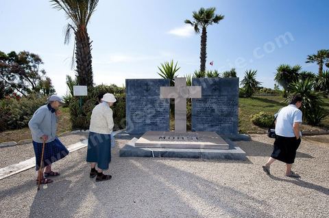 le mémorial et l'ossuaire de l'équipage du sous-marin Morse coulé au large de Sfax le 17 juin 1940. Le cimetière militaire français de Gammarth est le 5 janvier 1944. Occupant une surface de sept hectares sur les hauteurs de la ville, il est affecté à l'origine aux militaires non musulmans des troupes d'Afrique du Nord tombés au cours de la campagne de Tunisie qui a eu lieu du 19 novembre 1942 au 13 mai 1943. Après le regroupement des différents carrés militaires des cimetières communaux entre 1966 et 1968, des combattants tombés au cours d'autres batailles (Première Guerre mondiale, Seconde Guerre mondiale et Guerre d'Indochine) y sont inhumés, soit au total 1 875 corps reposant dans des tombes individuelles.