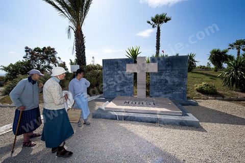 le mémorial et l'ossuaire de l'équipage du sous-marin Morse coulé au large de Sfax le 17 juin 1940. Le cimetière militaire français de Gammarth est le 5 janvier 1944. Occupant une surface de sept hectares sur les hauteurs de la ville, il est affecté à l'origine aux militaires non musulmans des troupes d'Afrique du Nord tombés au cours de la campagne de Tunisie qui a eu lieu du 19 novembre 1942 au 13 mai 1943. Après le regroupement des différents carrés militaires des cimetières communaux entre 1966 et 1968, des combattants tombés au cours d'autres batailles (Première Guerre mondiale, Seconde Guerre mondiale et Guerre d'Indochine) y sont inhumés, soit au total 1 875 corps reposant dans des tombes individuelles.