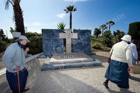 le mémorial et l'ossuaire de l'équipage du sous-marin Morse coulé au large de Sfax le 17 juin 1940. Le cimetière militaire français de Gammarth est le 5 janvier 1944. Occupant une surface de sept hectares sur les hauteurs de la ville, il est affecté à l'origine aux militaires non musulmans des troupes d'Afrique du Nord tombés au cours de la campagne de Tunisie qui a eu lieu du 19 novembre 1942 au 13 mai 1943. Après le regroupement des différents carrés militaires des cimetières communaux entre 1966 et 1968, des combattants tombés au cours d'autres batailles (Première Guerre mondiale, Seconde Guerre mondiale et Guerre d'Indochine) y sont inhumés, soit au total 1 875 corps reposant dans des tombes individuelles.