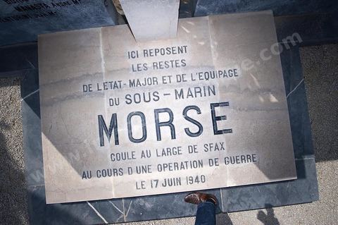 le mémorial et l'ossuaire de l'équipage du sous-marin Morse coulé au large de Sfax le 17 juin 1940. Le cimetière militaire français de Gammarth est le 5 janvier 1944. Occupant une surface de sept hectares sur les hauteurs de la ville, il est affecté à l'origine aux militaires non musulmans des troupes d'Afrique du Nord tombés au cours de la campagne de Tunisie qui a eu lieu du 19 novembre 1942 au 13 mai 1943. Après le regroupement des différents carrés militaires des cimetières communaux entre 1966 et 1968, des combattants tombés au cours d'autres batailles (Première Guerre mondiale, Seconde Guerre mondiale et Guerre d'Indochine) y sont inhumés, soit au total 1 875 corps reposant dans des tombes individuelles.