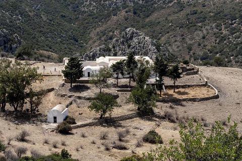 Mausolée Sidi Bougabrine sur les hauteurs du Djebel Zaghouan. Zaghouan est une ville agricole d'origine romaine (Ziqua) construite au pied du Jebel Zaghouan (1295 m) et riche en fontaines d'eau de source. C'est une charmante petite médina agrippée aux flancs du relief boisé. L’architecture sacrée y reflète de profondes influences andalouses puisqu’une communauté de réfugiés andalous s’y installa au XVII° siècle. 