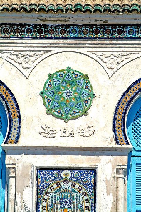 detail façade immeuble européen de La Goulette