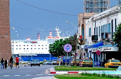 avenue menant au port de La Goulette