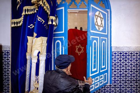 27 novembre 2018 : Les pélérins se rendent à la synagogue Beit Mordekhai de la Goulette pour des prières dans le cadre du pélerinage. Près de 300 pélerins juifs venus principalement de France pour assister au traditionnel pèlerinage sur la tombe de Rebbi Hai Taieb Lo Met. A l’occasion de ce pèlerinage, de nombreux Tunisiens de confession juive se rendent sur la tombe du rabbin ainsi que dans d’autres sanctuaires et lieux de culte juifs comme la Grande Synagogue de Tunis ou celle de la Goulette.